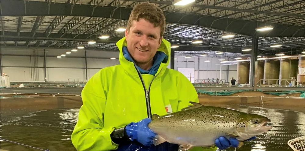 Peter Bowyer er anleggssjef i AquaBounty. Her står han med selskapets første kommersielt oppdrettet laks på land som er klar for å bli solgt til amerikanske kunder.