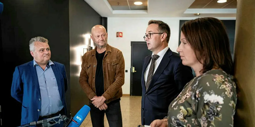 Fellesforbundets leder Jørn Eggum og Norsk Industris direktør Stein Lier Hansen, Riksmekleren Mats W. Ruland og medmekler Hilde Lund kom til enighet sent fredag kveld. Dermed blir det ingen streik.