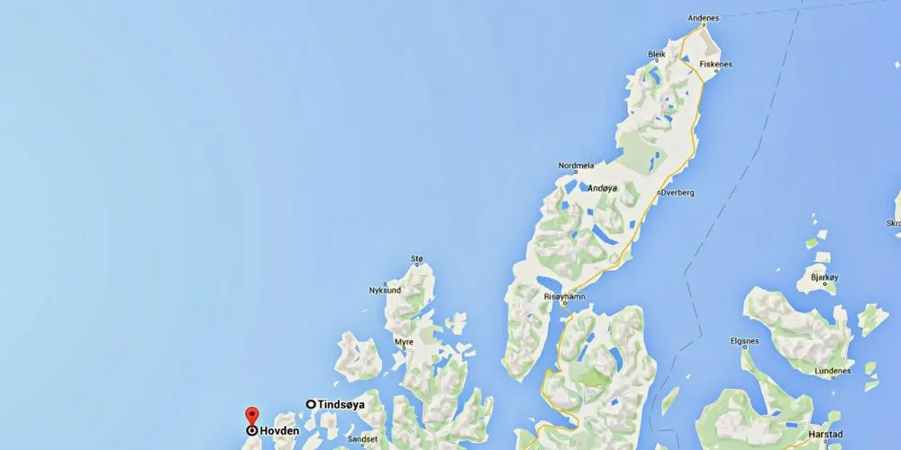 Et omfattende søk i Vesterålen ble igangsatt mandag kveld etter at to tyske fisketurister meldte fra at de ikke visste hvor de befant seg. Fisketuristene ble funnet i god behold på land i en vik mellom Hovden og Tindsøya. Kart: Google.