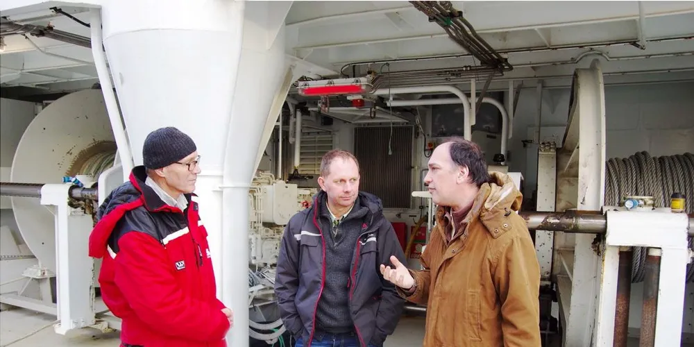 Nicholas Markis (t.h) og Olav Rune Godø samarbeider om utvikling av en sonar som kan se 40 kilometer fra båten. Her sammen med Gavin Macaulay (i midten) på tokt utenfor USAs østkyst. Foto: Massachusetts institute of technology