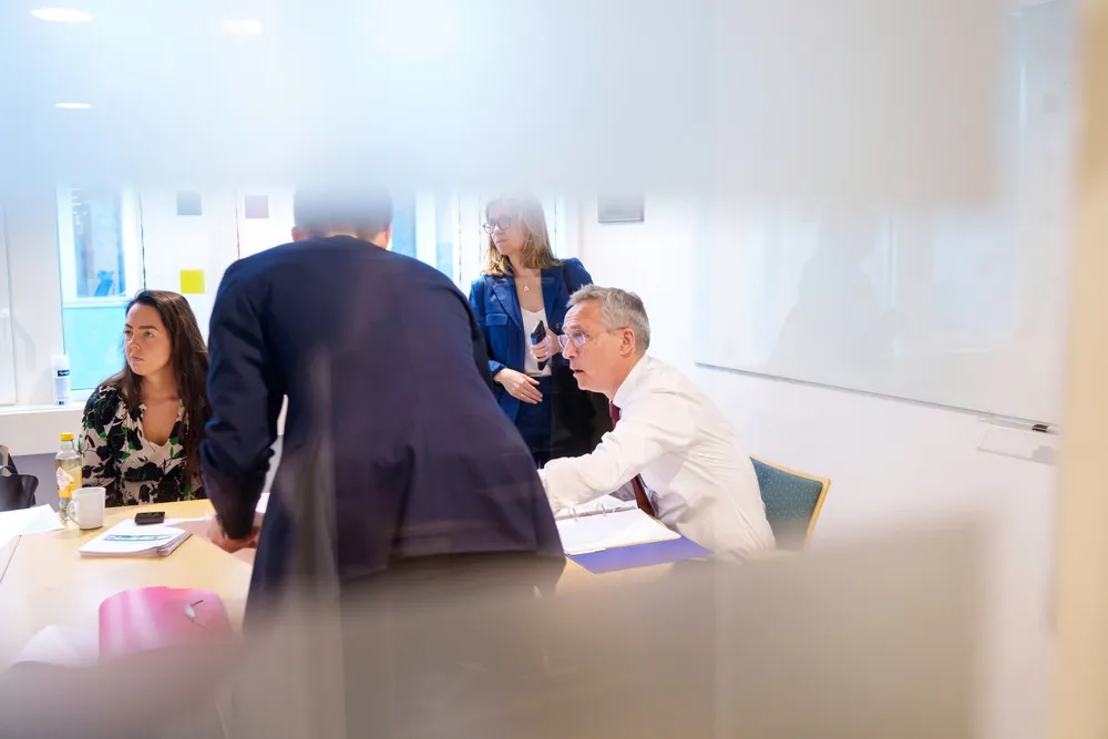 Finansminister Jens Stoltenberg (Ap) og statssekretær Sissel Kruse Larsen (Ap) statssekretær Ellen Reitan (Ap) avbildet mens de forbereder fremleggelsen av revidert nasjonalbudsjett.