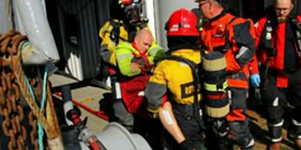 ØVELSE: Det ser dramatisk ut, men heldigvis bare en redningsøvelse med KV Barentshav» i spissen, sammen med Kystverket.