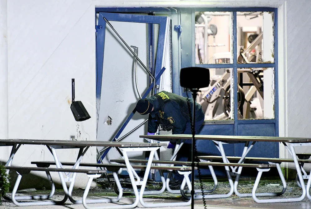 Ekstra innsats skal settes inn mot kriminelle gjenger i en egen offensiv, «Operasjon Rimfrost». Her en kriminaltekniker på jobb i Helsingborg