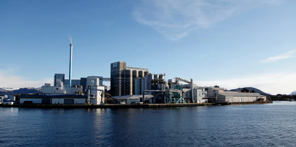 Global Fish AS og Cargill er naboer her i Gunhildvågen i Florø i Kinn kommune. Nå overtar Nergård-konsernet gjennom selskapet Lofoten Viking, kontrollen over Global Fish.