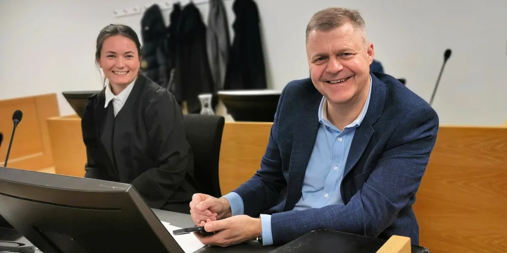 Skipsmegler Kåre Nyvoll og advokat Oda Birgitte Ørmen Vinjevoll, har smilet på lur i en pause under rettssaken i Sunnmøre tingrett. Store verdier står på spill i et rettslig etteroppgjør etter salget av ringnotbåten «Stormfuglen».