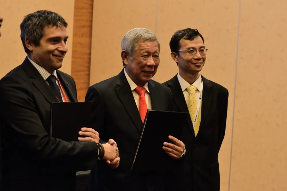 Signing ceremony: (L-R) Gabadi chief executive Antonio Jose Llago Hermida, SSB managing director Peh Lam Hoh and group director of IE Singapore's transport and logistics group Law Chung Ming