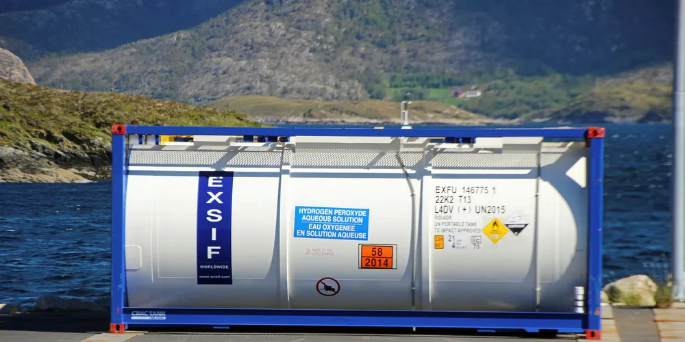 Det var langt færre tanker med hydrogenperoksid på Jøsnøya utenfor Hitra i juni 2017 enn da IntraFish besøkte stedet for et par år siden. Nedgangen i bruken gjenspeiles i regnskapet til Chemco.