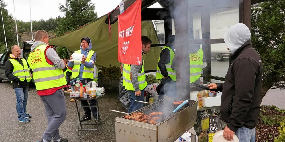 STREIK: Streikene polske arbeidere lakseslakteriet Norse Production ved Sekkingstad på Skaganeset.