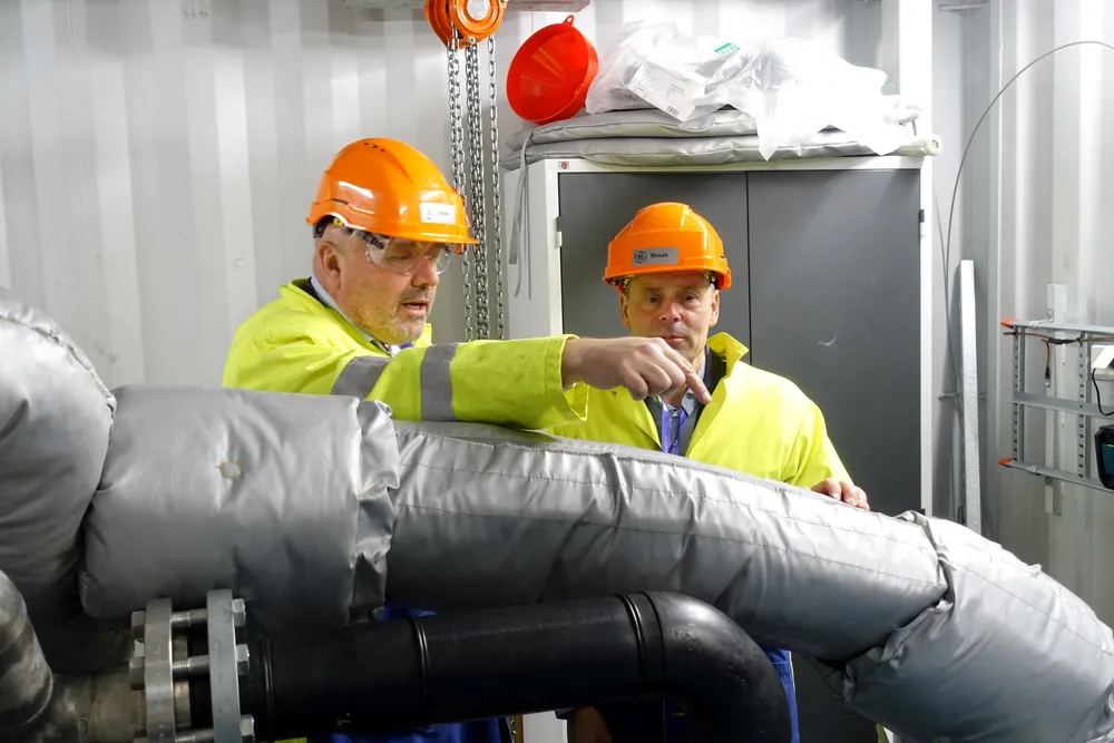 Gründerne Trond-Atle Asphjell (til venstre) og Arne Høeg måtte ut av landet for å hente 180 millioner kroner til varmepumpeselskapet Enerin.