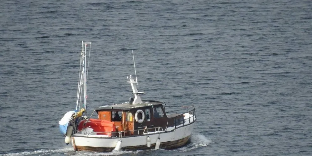 Den 30 fot store trebåten «Alta» ble meldt savnet mellom Øksfjord og Alta (hjemmehavn) mandag. Nå opplyser politiet om at de kan muligens ha funnet den antatte havaristen. Foto: Hovedredningssentralen Nord-Norge