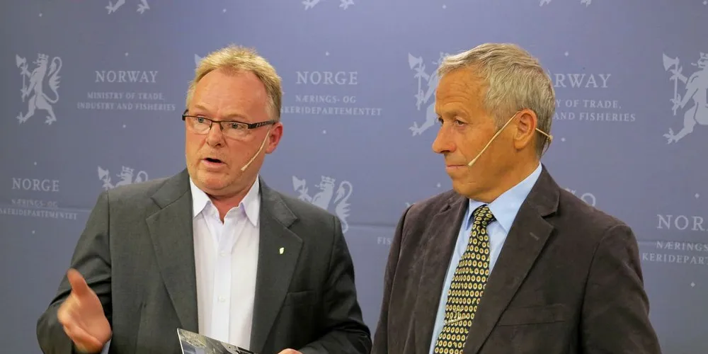 VANSKELIG MELDING: Pliktkommisjonen la frem sin rapport for fiskeriminister Per Sandberg 12. oktober i fjor. Utvalgsleder og økonomiprofessor Lars Mathiesen til høyre.Foto: Arne Fenstad