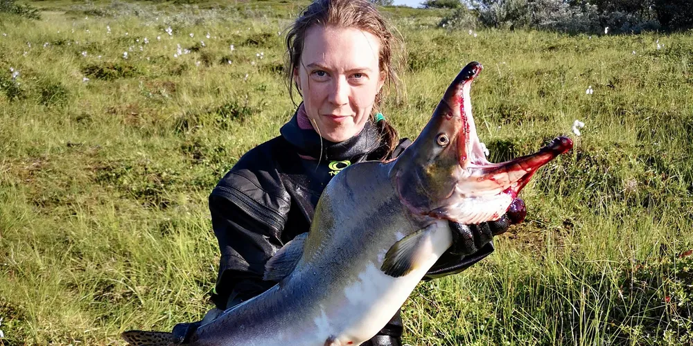 Mer forskning og en mer effektiv forvaltning må til for å unngå at det får negative følger for andre arter i elvene, mener masterstudent Tora Paulsen.