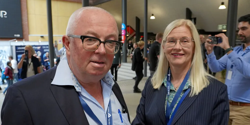 Laksegründer og eier Gerhard Meidel Alsaker i Alsaker Fjordbruk, her sammen med sin samboer Lise Skjåk Dalen som jobber i firmaet som tilrettelegger.