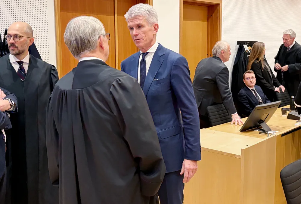 Pareto-sjef Christian Jomaas i dialog med advokat Marius Gisvold, som representerer Pareto Securities. Til venstre står Mathias Tveten i Ro Sommernes, som også representerer Pareto.