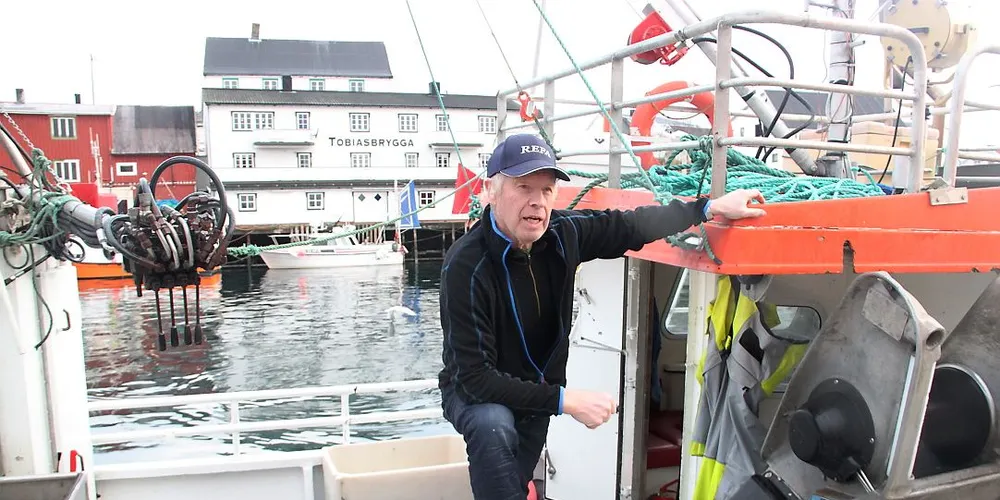 Sjarkflåten presses ut av områder der de har klare historiske rettigheter, mener Ola Dahle om bord på 10,66 meter lange «Mona». Foto: Torhild Måkestad Martinussen