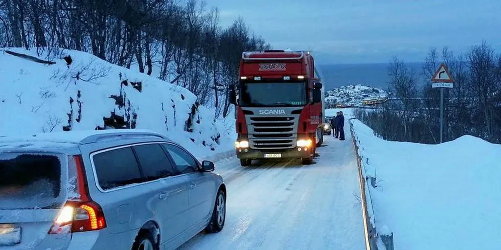 BOM STOPP: Fisketrailer på vei opp de bratte partiene fra Husøy må stoppe for møtende trafikk og blir deretter stående fast.Illustrasjons: Nico Åland