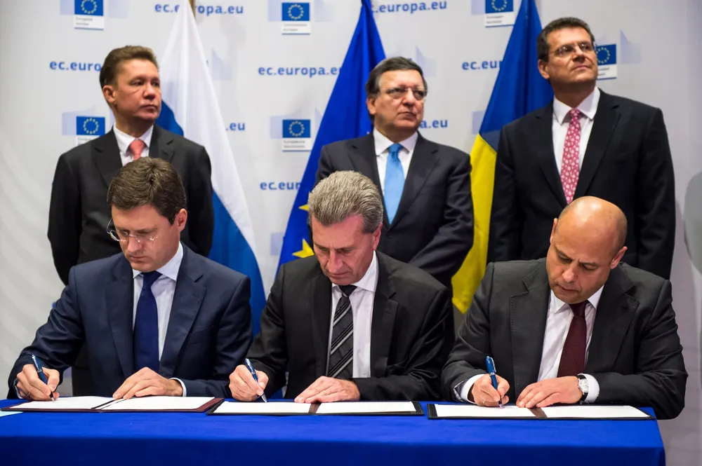Signing: EU Energy Commissioner Gunther Oettinger (centre) flanked by Russian and Ukrainian energy ministers Alexander Novak (left) and Yuriy Prodan