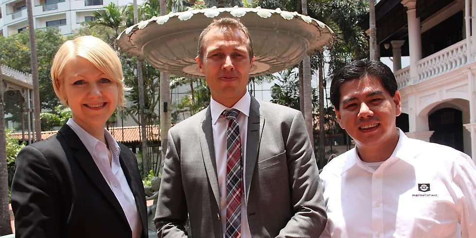 Norsk laks har en lysende lakserød fremtid i møte i sør-øst-Asia, mener sjømatrådets fiskeriutsending i Singapore, Christian Chramer (i midten). Her sammen med Peter Tong, key account executive ved Marine Harvests salgskontor i Singapore og Åshild Nakken, marceting director for Halvard Lerøy i Asia.
