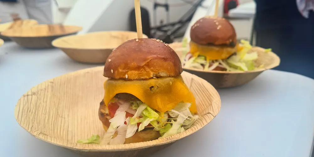 Burger laget av sjøpølse, tunikater og litt erter, servert under Arendalsuka. Den er produsert av svenske Marine Taste, som eies av Fredrikstad-selskapet Pronofa.