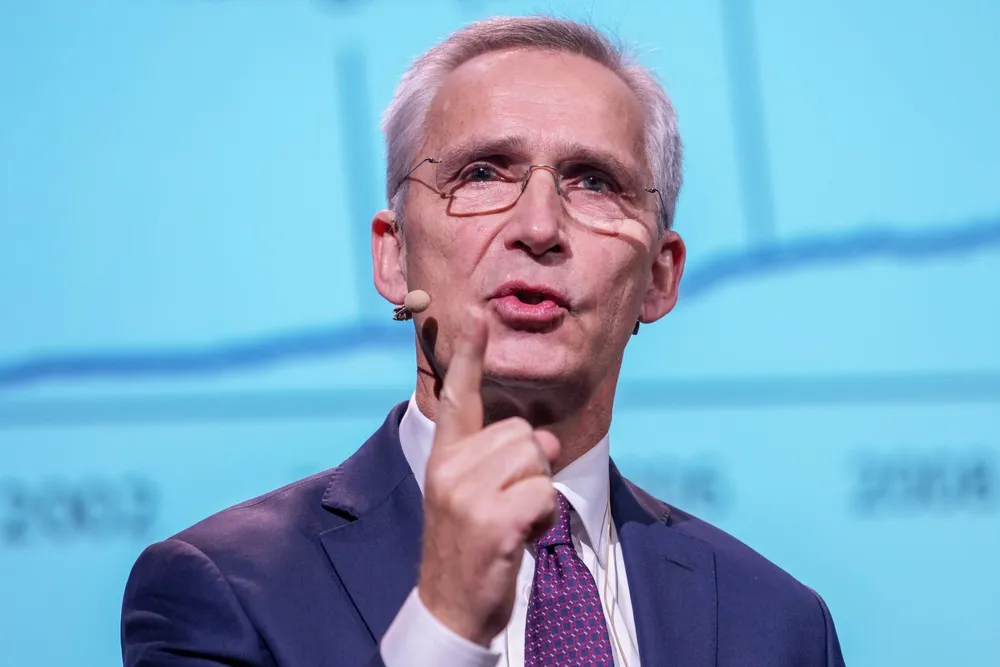 Finansminister Jens Stoltenberg (Ap) mener det kan være en fordel å se på våre naboland gjør annerledes med sine pensjonsfond.