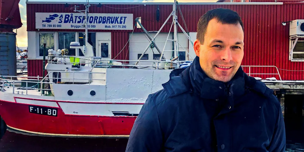 KLAR TIL Å INVESTERE: Frank Kristiansen er daglig leder ved Båtsfjordbruket. Her med 11-metringen «Per Roger» fra Båtsfjord liggende til kai i bakgrunnen.