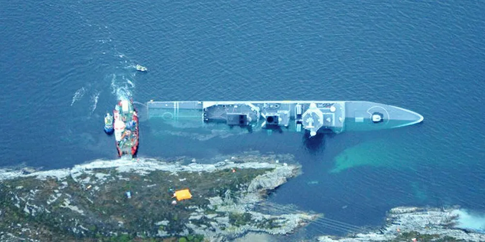 KOLLISJON: For nøyaktig ett år siden kolliderte KNM «Helge Ingstad» med tankbåten Sola TS. Her i forbindelse med sikring av havaristen.