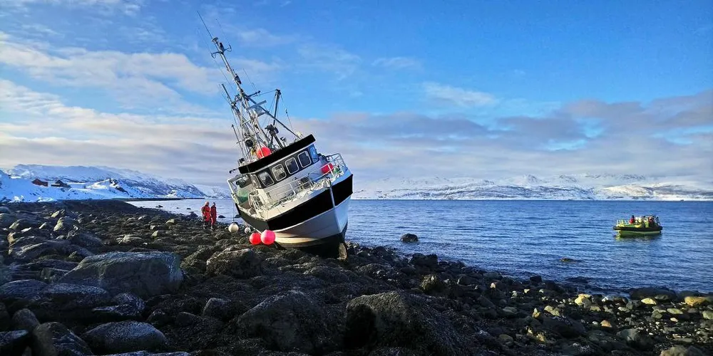 To personer var om bord da sjarken møtte grunnen. Foto: Kystvakten