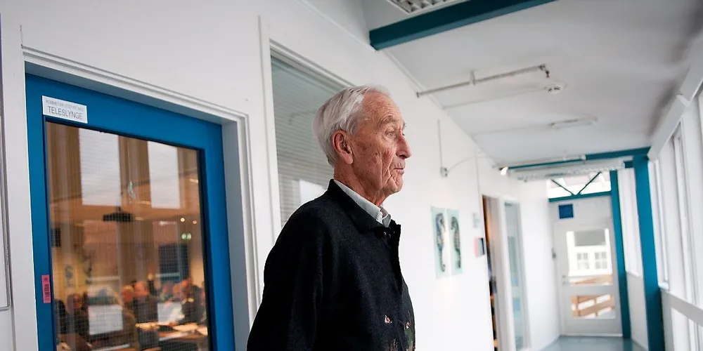 Mens diskusjonen gikk på reguleringsmøtet, sto Axel Dammann utenfor. I pausen fikk han delt ut flere eksemplarer av publikasjoner han har skrevet. Foto: Kjersti Kvile