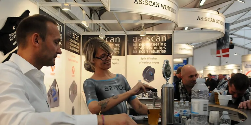 Michael Vejlgaard, direktør for as:scan, har med en bar til DanFish i stedet for selskapets produkter. Mia Borg står for serveringen, malt i selskapets logo. Foto: Kjersti Kvile