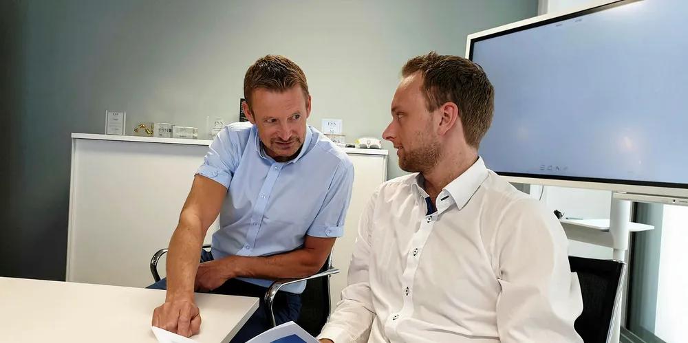 OVERLAPP: Kristian Steinshylla (t.v.) tar over stafettpinnen fra Ola Kvalheim (t.h).