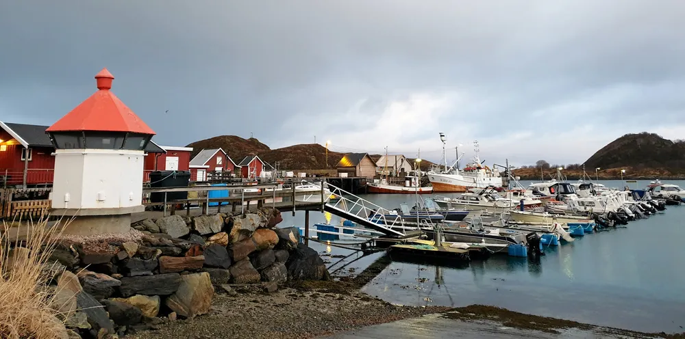 Dette er fiskerihavna på Meløya i Nordland. I denne kommunen, som mange andre, er det både fiskeri- og havbruksaktivitet.