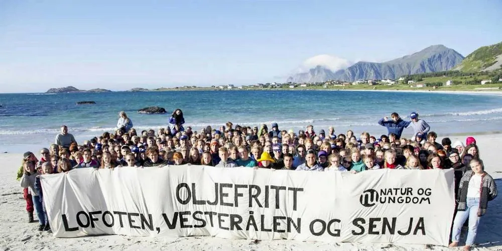 KLART BUDSKAP: Åpningen av Natur og Ungdoms sommerleir på Ramberg i Lofoten.Foto: Amanda Iversen Orlich/Natur og Ungdom