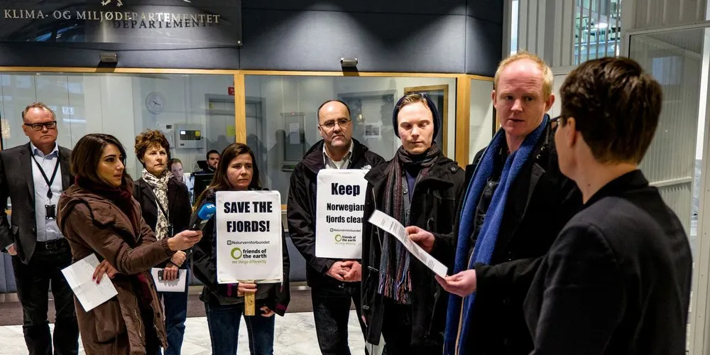 Naturvernforbundets leder Lars Haltbrekken overrakte i dag en underskriftsliste fra norske og utenlandske miljøvernorganisasjoner, mot dumping av gruveavfall i Førdefjorden. Foto: Naturvernforbundet