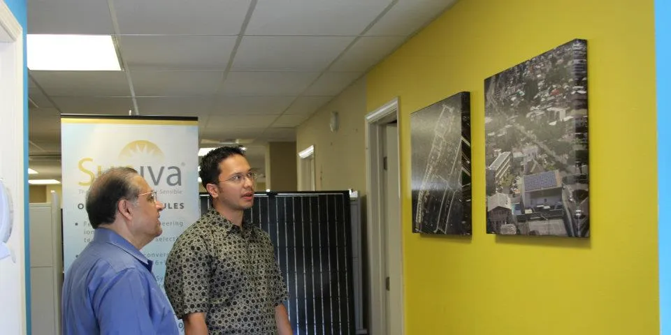 Suniva founder and chief technology officer Ajeet Rohatgi (left) looks at Hawaii project utilizing company modules.