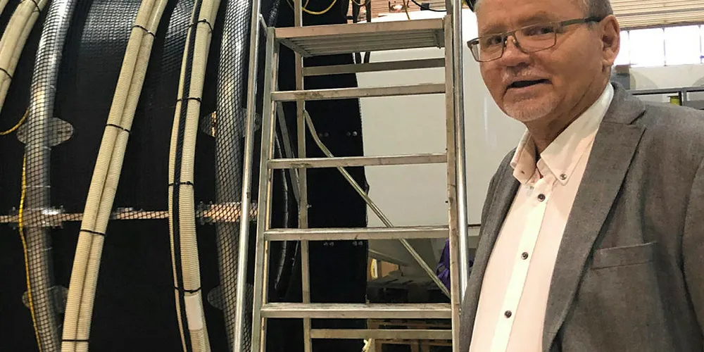 Her er Licetube i en hall på Laksevåg i Bergen. Oppfinner Henry Helgheim står bak laksetuben.