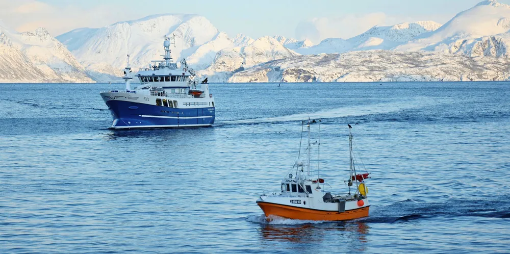 STOR KYST: En god løsning er å tilvise den nye havfiskeflåten over 28 meter til de samme fiskefeltene utenfor 4 nautiske mil som den øvrige havfiskeflåten. Bildet viser stor kyst og liten kyst på vei inn fra feltet i Kvænangen.