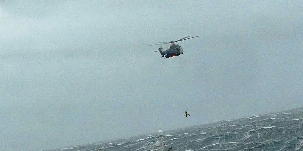 2012: Mannskapet på autolineren «Kamaro» hoppet over bord en og en, og ble heist opp fra sjøen. Kystvaktens Lynx-helikopter reddet tre personer.Foto: Hovedredningssentralen i Nord-Norge
