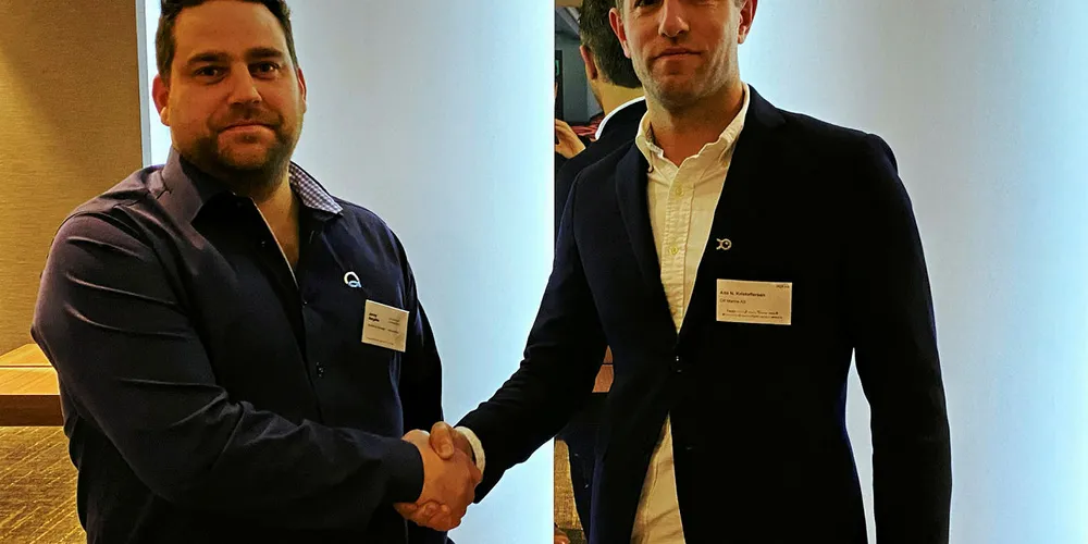 Gründer og en av grunnleggerne av Aquality, Jonny Møgster (t.v) sammen med daglig leder i OK Marine, Atle N. Kristoffersen har signert avtale.
