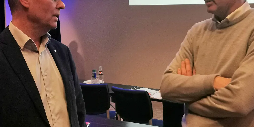 KVOTEMELDING: Steinar Reiten, KrF (t.v.) er glad han hører en samlet fiskerinærings holdning til kvotemeldingen. Sammen med Jan Ivar Maråk, Fiskebåt Vest, på årsmøtet i Fosnavåg fredag.
