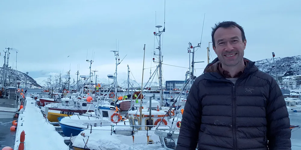 Ordfører Ørjan Albrigtsen (KrF) i Skjervøy krever endringer i torsketrålernes plikter, for å få mer av råstoffet fersk på land.