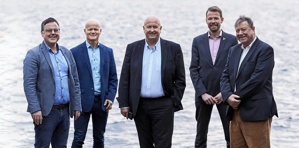 John Martin Mjånes, Kjetil Harkestad, Olav Linga, Knut Vassbotn og Trygve Seglem (styreleder i DWO) er svært fornøyde med at det nå er kommet på plass en avtale som har gitt sterke industrielle investorer i Deep Wind Offshore.