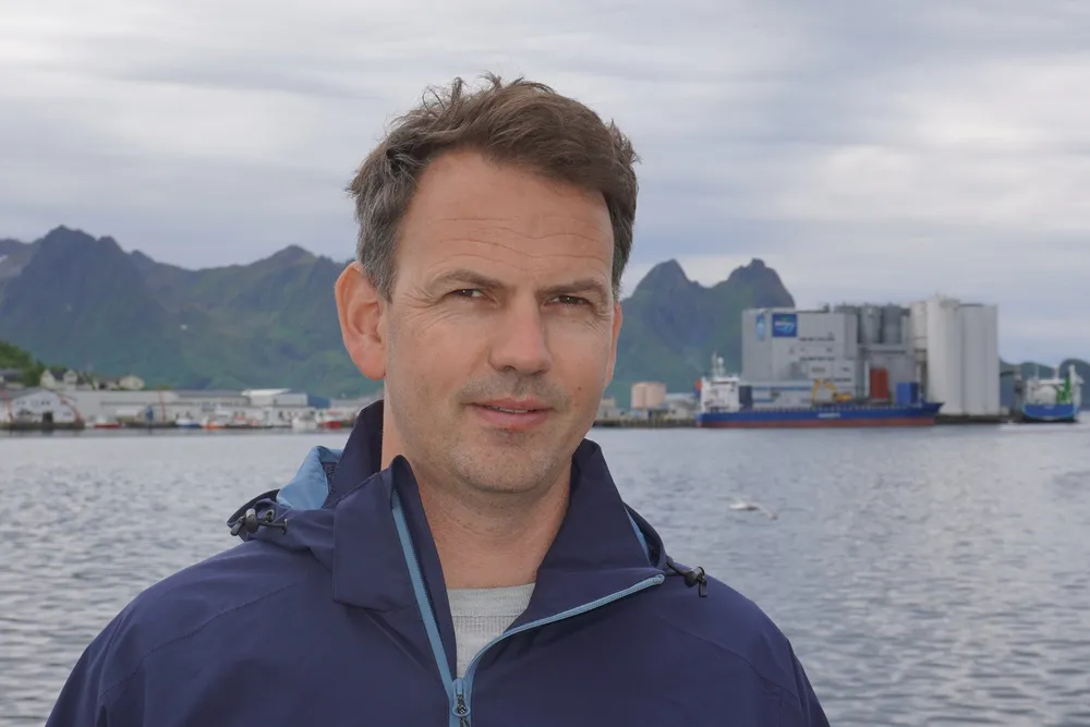 Daglig leder Kristian Klo i Øyfisk. Han er også fiskebåtreder. Og én av fem eiere av konsernet Gunnar Klo AS. I bakgrunnen ser du en del av havna på Myre i Øksnes kommune i Vesterålen.