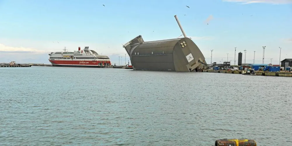 KANTRET: Fredag morgen kantret en flytedokk i Hirtshals med Hardhaus inni. Hardhaus har ligget delvis under vann i dokken gjennom helgen, men er nå flytende, melder Sysla.Foto: Bente Poder, Nordjyske