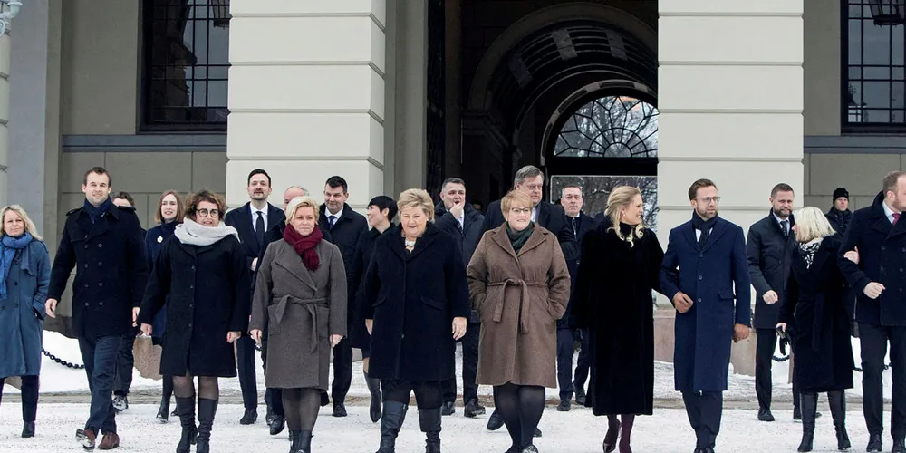 LAKS HOS KONGEN I STATSRÅD: Den nye firepartiregjeringen til Erna Solberg (H) utenfor slottet. Regjeringen må i statsråd ta stilling til om «Norwegian Gannet» skal få lov til å hente laks ved norske merder, slakte den om bord, og føre den til Danmark.