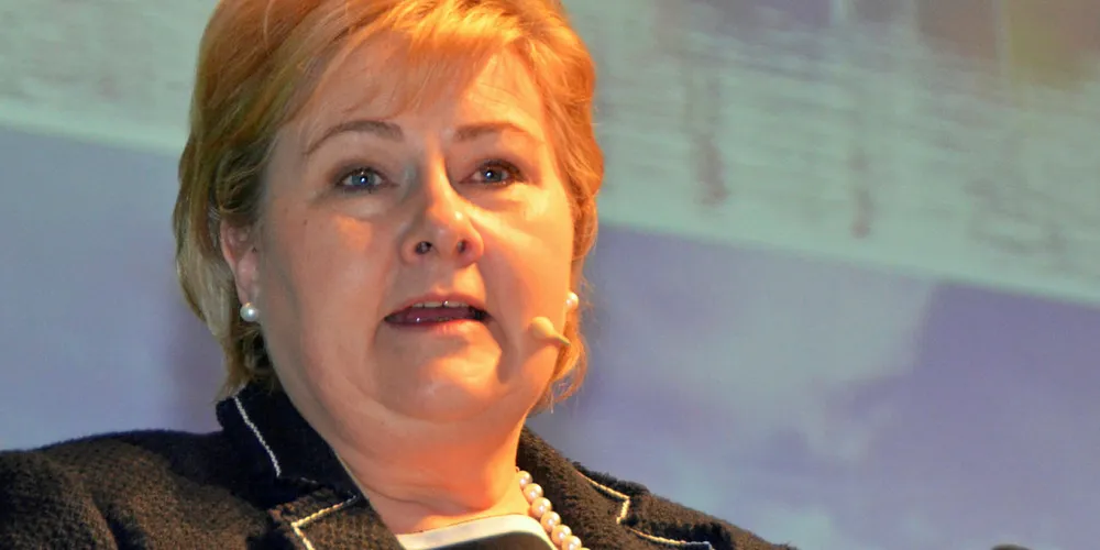 FIKK RAPPORT: Erna Solberg, her på årskonferansen til Sjømat Norge i Trondheim, rakk også en tur til Bodø i går, hvor hun tok i mot rapporten om bærekraftig blå økonomi i nord.