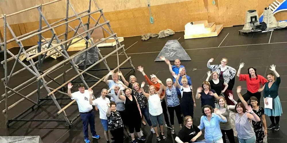 KOR-KLAR: I det lokale operakoret finner vi både en fiskekjøper, en tørrfiskvraker, kommunens økonomisjef og legen på Røst. De skal dele scene med profesjonelle solister og musikere, og er klare for premiere torsdag.Foto: Querinioperaen