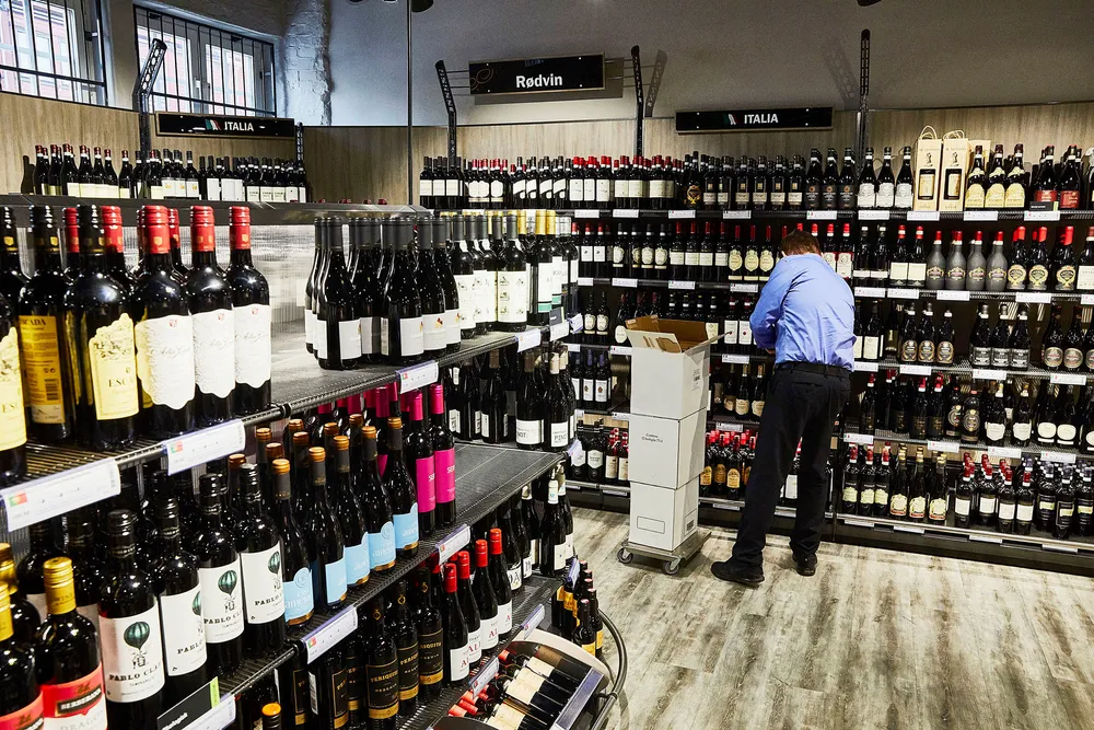 I flere land har koronapandemien fått flere til å drikke mer alkohol. 2020 ligger an til å bli et rekordår for Vinmonopolet.