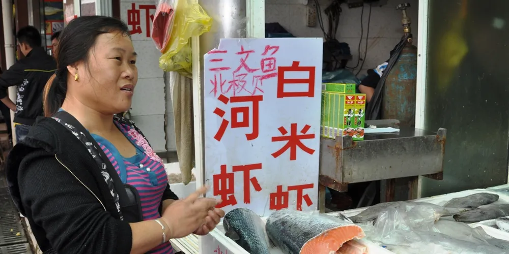 Norsk laks på fiskemarked i Shanghai. Kineserne er vant med bløff, juks og svindel, og vet ikke helt hvem de skal stole på. Derfor er det viktig å skape relasjoner om en vil selge fisk dit.