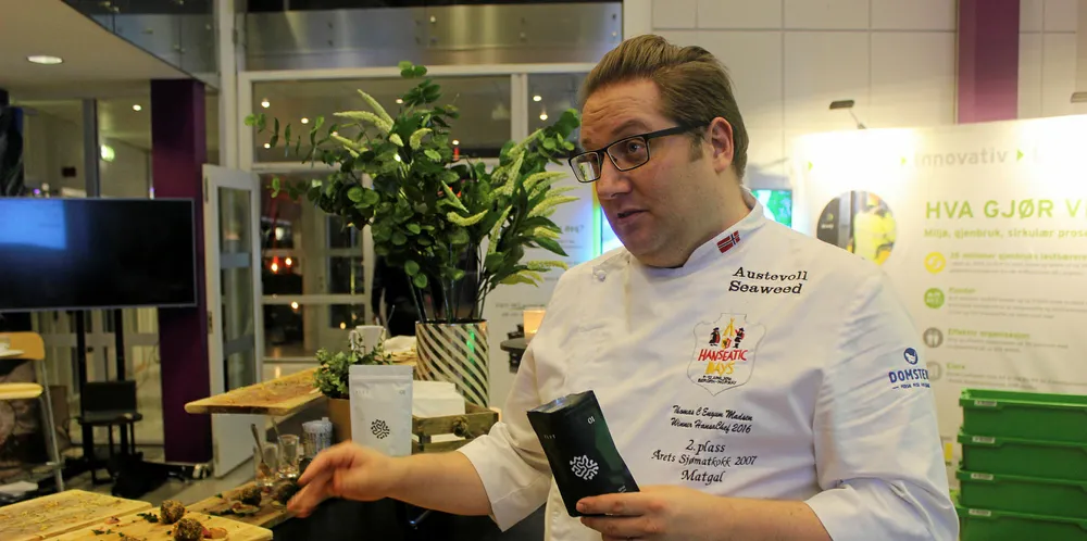 TAREPRODUKT: Thomas Madsen i Austevoll Seaweed serverte blant annet boller laget av ulike typer skjell – panert med tare – under Sjømatdagene på Hell.