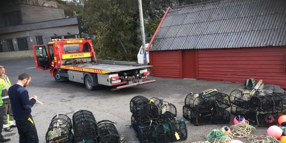 «Munin»-skipper Jørgen Ree Wiig med teinene som ble beslaglagt i Øygarden denne uka. Foto: Johan Rasmussen/Fiskeridirektoratet
